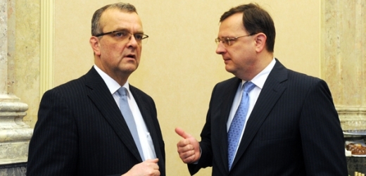 Premiér Nečas se chystá k důraznému pohovoru s ministrem financí Kalouskem. 