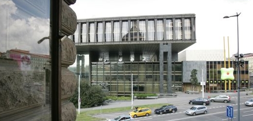 Budova Federálního shromáždění vzbuzuje stále kontroverze.