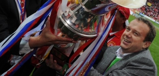 Tomáš Rosen s pohárem pro vítěze Gambrinus ligy.