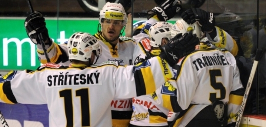 Hokejisté Litvínova se radují z druhé výhry nad Plzní.