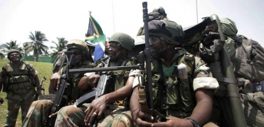 Jihoafričtí vojáci se pokoušejí spolu s dalšími africkými jednotkami zabranit krveprolití v Pobřeží slonoviy.