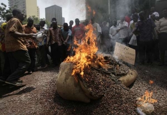 Pálení kakaa v Abidžanu. Pěstitelé protestují proti zákazu jeho vývozu.