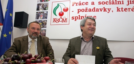 Většina Čechů je pro zrušení komunistické strany.