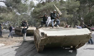 Vzbouřenci proti Kaddáfímu na východě se zmocnili velkého množství těžkých zbraní. 