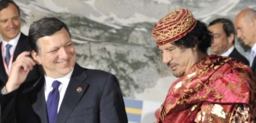 Předseda EK Barroso vítá Kaddáfího v Bruselu.