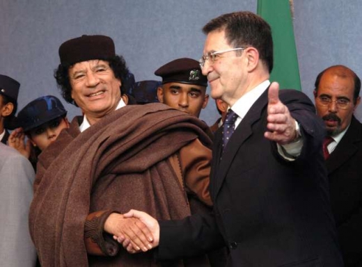 Vítej. diktátore. Bývalý opředseda Evropské komise Romano Prodi s libyjským plukovníkem.