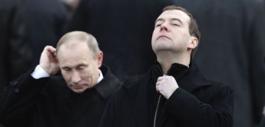 Mají důvod k obavám? Premiér Putin a prezident Medveděv.