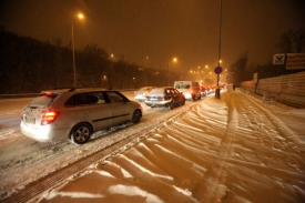 Zima 2010/2011 je typická častými výkyvy teplot, které silnicím hodně škodí. Navíc začala nezvykle brzy (ilustrační foto).