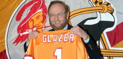 Malcolm Glazer vlastní kromě Manchesteru také tým NFL Tampa Bay Buccaneers.
