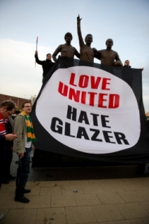 Jasný vzkaz fanoušků Manchesteru United majitelům klubu.