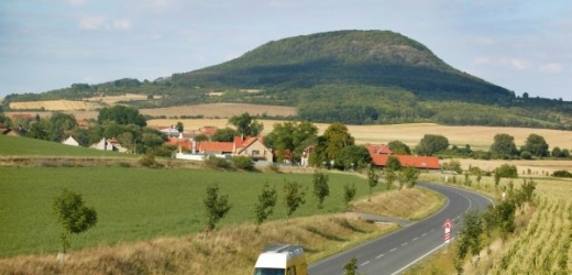 Rodina Lobkowiczů chce za 70 hektarů na hoře Říp 23 milionů korun.