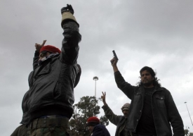 Protivládní demonstranti oslavují svobodu hlavního města Benghazí.