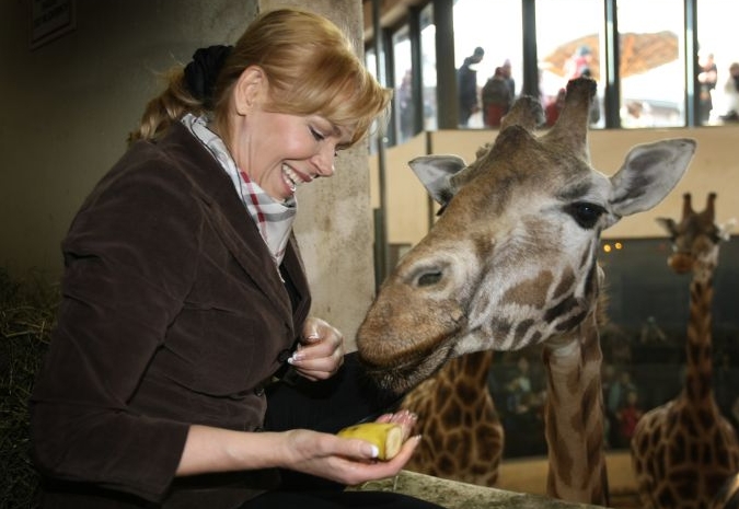Herečka a předsedkyně správní rady Nadace VIZE 97 Dagmar Havlová pokřtila v pražské zoo samičku žirafy Rotschildovy a při té příležitosti nakrmila celou skupinu žiraf. 