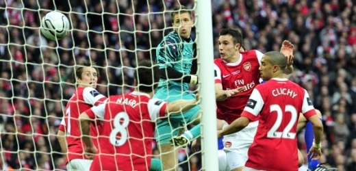 Arsenal po chybě Szczesnyho Ligový pohár nezískal.
