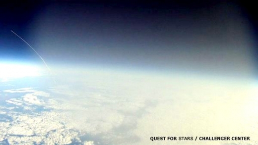 Snímek z výšky 21 kilometrů. Stopa po raketoplánu vlevo.