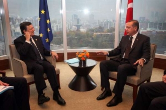 Turecký premiér Erdogan a šéf Evropské komise Barroso jednají v Soulu.