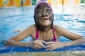 Desetiletá dívka se nestydí a navzdory své vadě chodí plavat i do veřejného bazénu v Bangkoku.