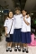 Dívka v objetí svých kamarádek na chodbě školy Ratchabophit v Bangkoku.
