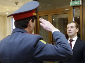Dmitrij Medveděv na obhlídce policejní stanice.