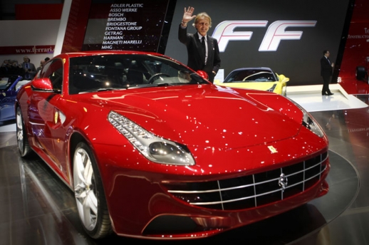 Předseda představenstva společnosti Ferarri Luca Cordero di Montezemolo představuje nový vůz Ferrari FF.