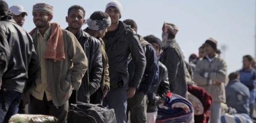 Egyptští pracovníci prchají z Libye do Tuniska.