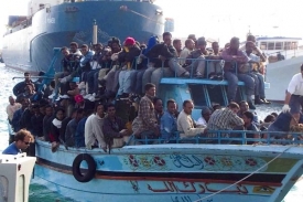 Tuniští uprchlíci připlouvají do sicilské Ragusy.