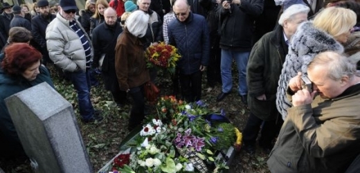 Smuteční hosté u hrobu spisovatele Arnošta Lustiga.