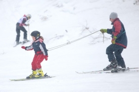 V Itálii musí mít děti do čtrnácti let při lyžování na hlavě povinně přilbu (ilustrační foto).
