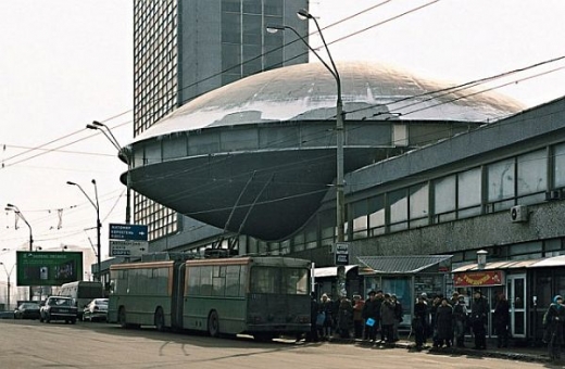Jedna ze staveb připomínajících létající talíř, Ukrajina.