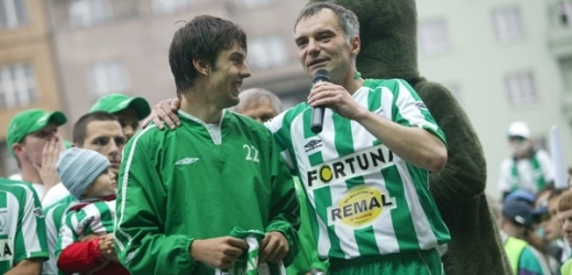 Jan Morávek (vlevo) s hercem Ivanem Trojanem po postupu Bohemians 1905 do první ligy v roce 2009.