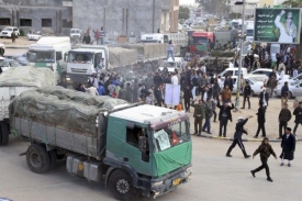 Konvoj do Benghází coby Kaddáfího gesto, že východ není zdaleka celý v rukou povstalců.
