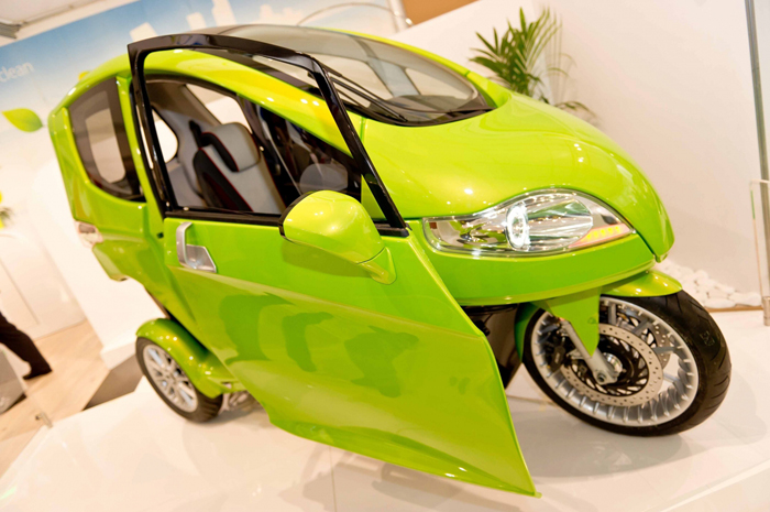 Jedno z inteligentních aut na elektrický pohon ve šťavnaté barvě.