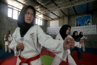 Afghánské policistky se učí bojová umění.