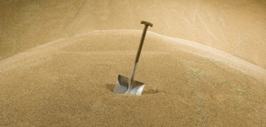 Lopata se nemusí používat pouze k přehazování písku (ilustrační foto).