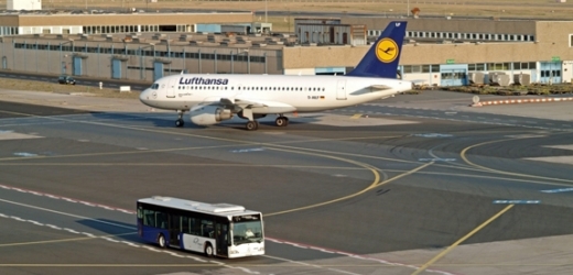 Autobus na frankfurtském letišti (ilustrační foto).