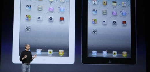Vysmívanou bílou barvu iPadu 2 Apple doručí do obchodů během prvního dne prodeje. V případě iPhonu 4 se to Applu nepovedlo.