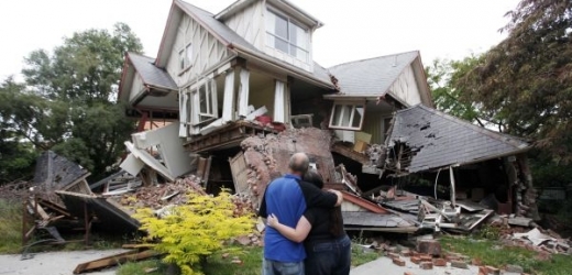 Manželé Jamesovi stojí před svým zničeným domem.