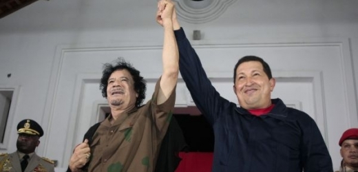 Muammar Kaddafí se soudruhem Chávezem na snímku z roku 2009.
