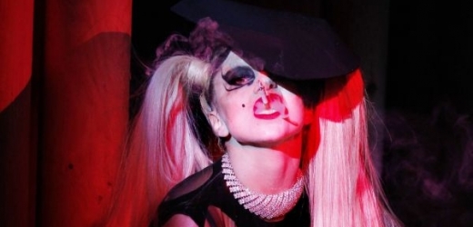 Lady Gaga jako modelka: upíří líčení a cigaretový kouř.
