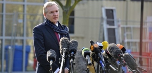 Assange se zatím těší zájmu médií. Ale jak dlouho ještě?
