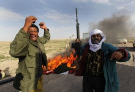 Opoziční bojovníci prý mají lepší bojovou morálku než Kaddáfího žoldnéři.