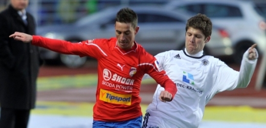 Milan Petržela z Plzně (vlevo) podle všeho nestihne zápas proti Spartě.