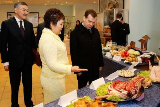 Roh hojnosti. Medveděv při svých cestách po federaci v Kalmycké republice (únor 2011). 