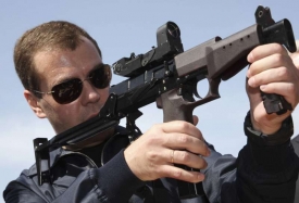 Žádný měkkejš. Medveděv u speciálních jednotek FSB na Kavkaze.