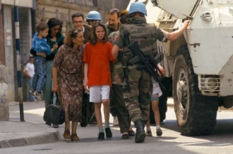 Jednotky OSN chrání Sarajevany před odstřelovači.