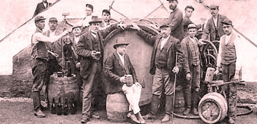 Slaďák čili sladovnický dělník si roku 1911 vydělal až 76 korun měsíčně, na archviním snímku z pivovaru v Kácově pivovarští dělníci asi v roce 1905.