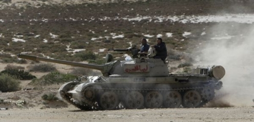 Kaddáfí nasadil tanky a další těžkou techniku proti obraně města Závíja.
