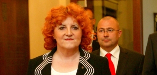 Vlasta Parkanová předává funkci ministryně obrany Martinu Bartákovi, který je dnes podezírán z korupce.