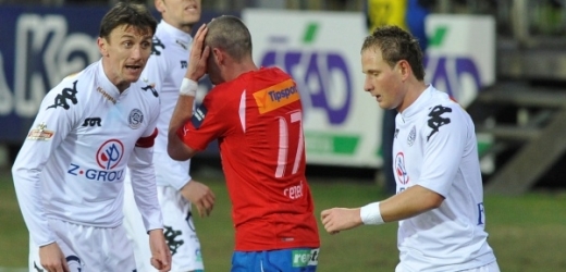 Jan Rezek (uprostřed) po neproměněné penaltě.