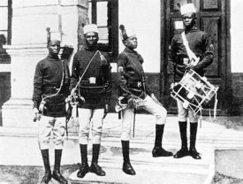 Súdánští trubači v britské koloniální armádě, počátek 20. století.  